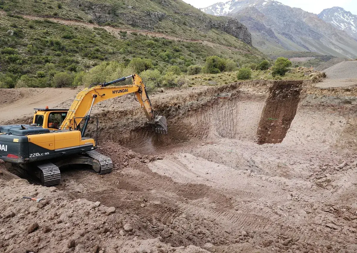 Excavación de fundación en valle cordillerano — AL2 Construcciones
