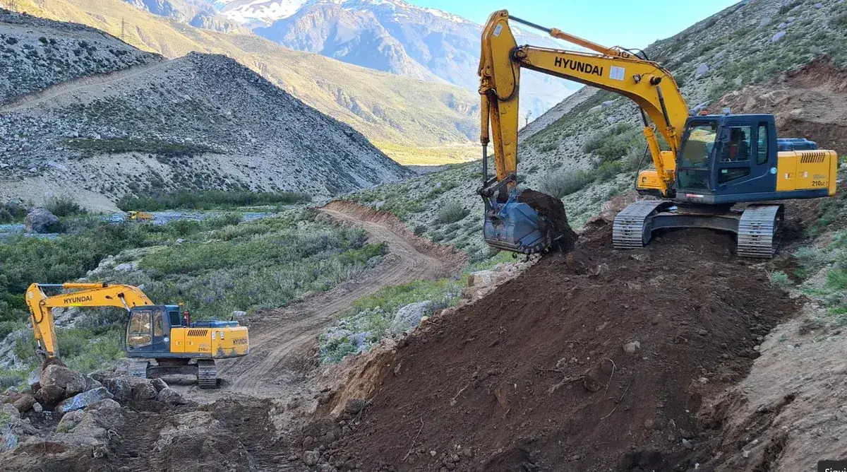 Movimiento de tierras con excavadoras en ladera cordillerana — AL2 Construcciones