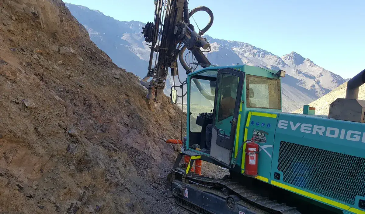 Perforadora Everdigm en frente rocoso cordillerano — AL2 Construcciones