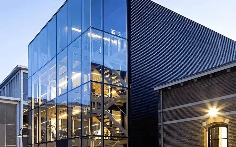 Infraestructura comercial e industrial con fachada vidriada